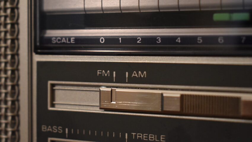 radio-zoomed-to-FM-AM-850x478